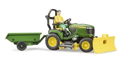 Prikaži podrobnosti za  Igrača vrtni traktor JD z prikolico in voznikom, Bruder Fotografija izdelka Igrača vrtni traktor JD z prikolico in voznikom, Bruder