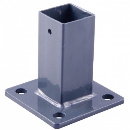 podstavek za steber, podstavek za ograjo, panelna ograja, steber 40x40, podstavek siva, montaža ograje, opora ograje, ograja na prostem, podstavek za panelne ograje.