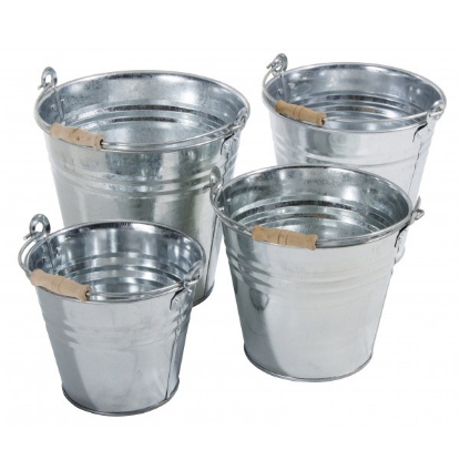 pocinkano vedro, vedro 10 L, vedro z lesenim ročajem, kovinsko vedro, trpežno vedro, vedro za prenašanje, vrtnarjenje, kmetijski pripomočki, mehanizacija Miler, kmetijska mehanizacija.