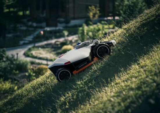 Fotografija izdelka Robotska kosilnica Luba 3 AWD 5000