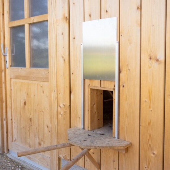 Fotografija izdelka Drsna vrata za kokoši tirnicami 430x 400 mm