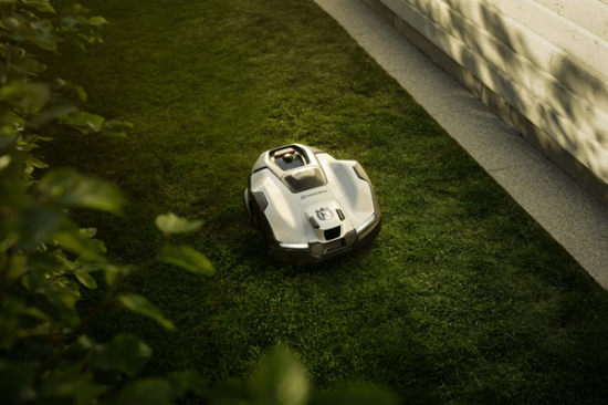 Fotografija izdelka Robotska kosilnica Husqvarna Automower 410VE NERA + gratis hiška do 30.6.2026